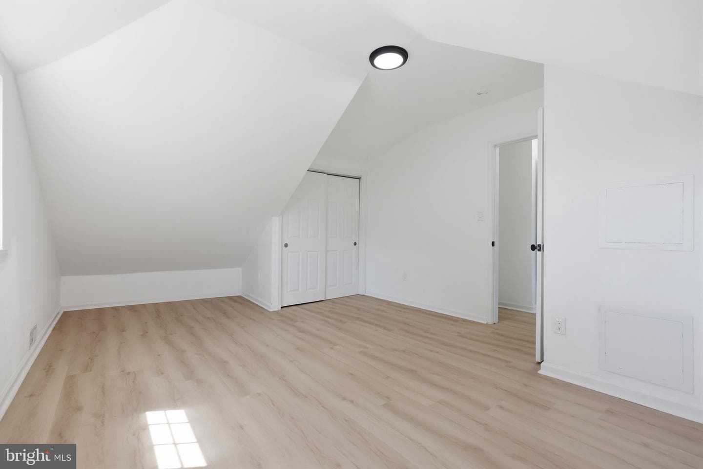 526 Cambria Ave photo 22