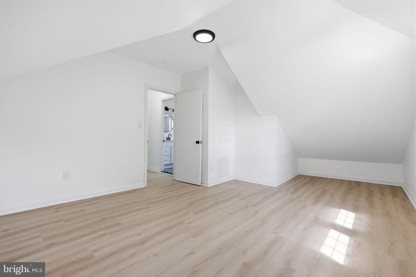 526 Cambria Ave photo 23
