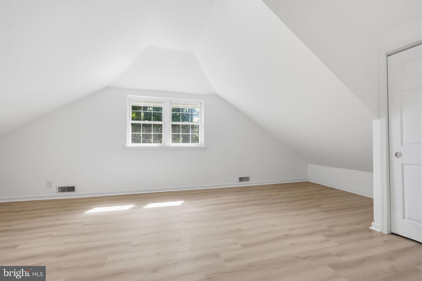 526 Cambria Ave photo 24