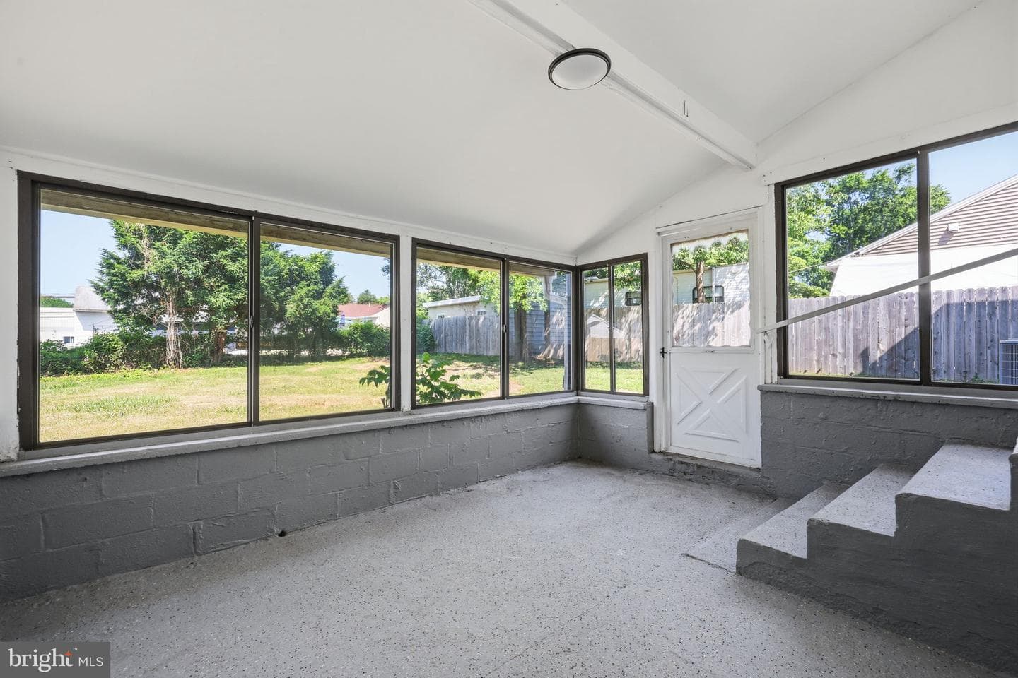 526 Cambria Ave photo 25