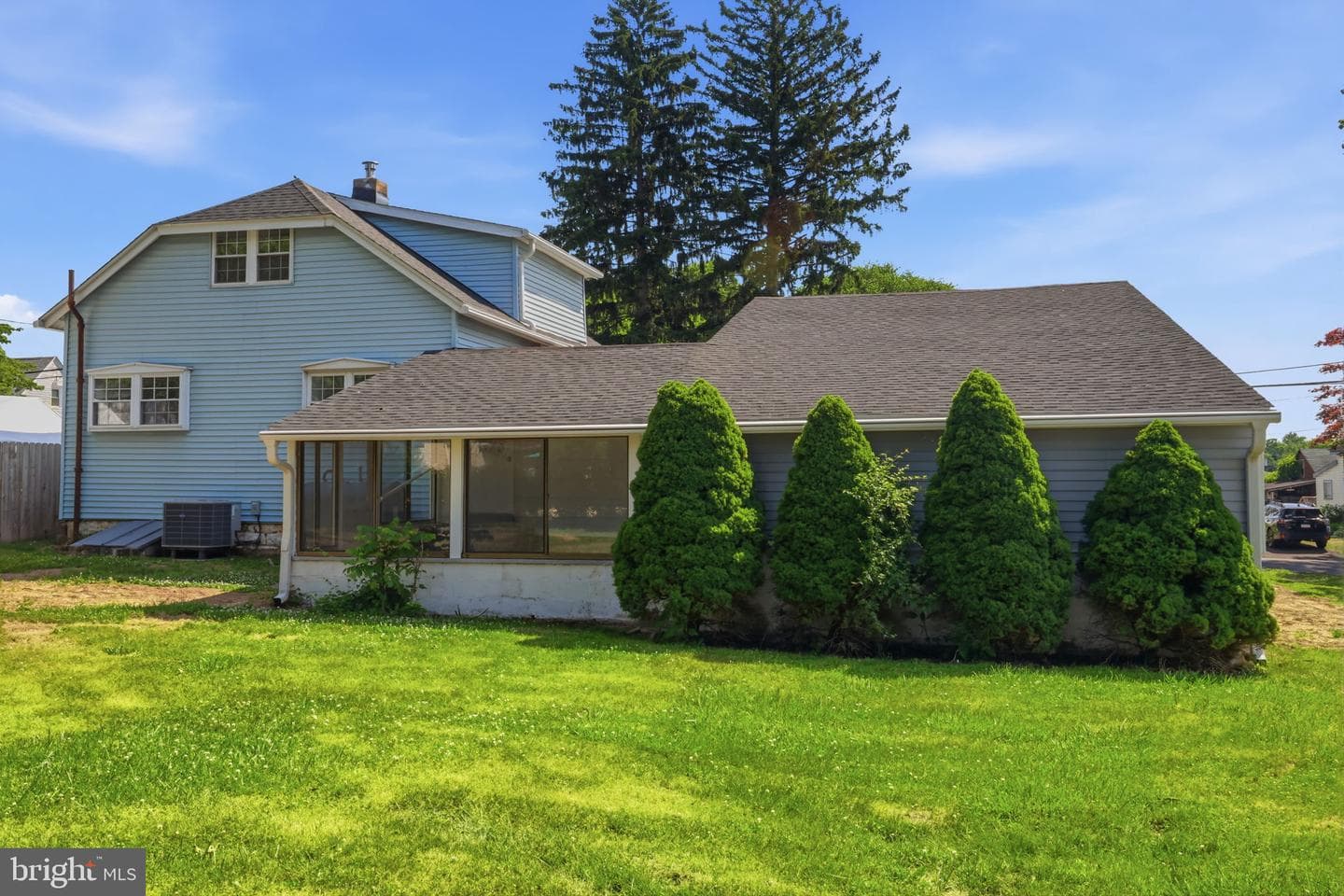 526 Cambria Ave photo 31