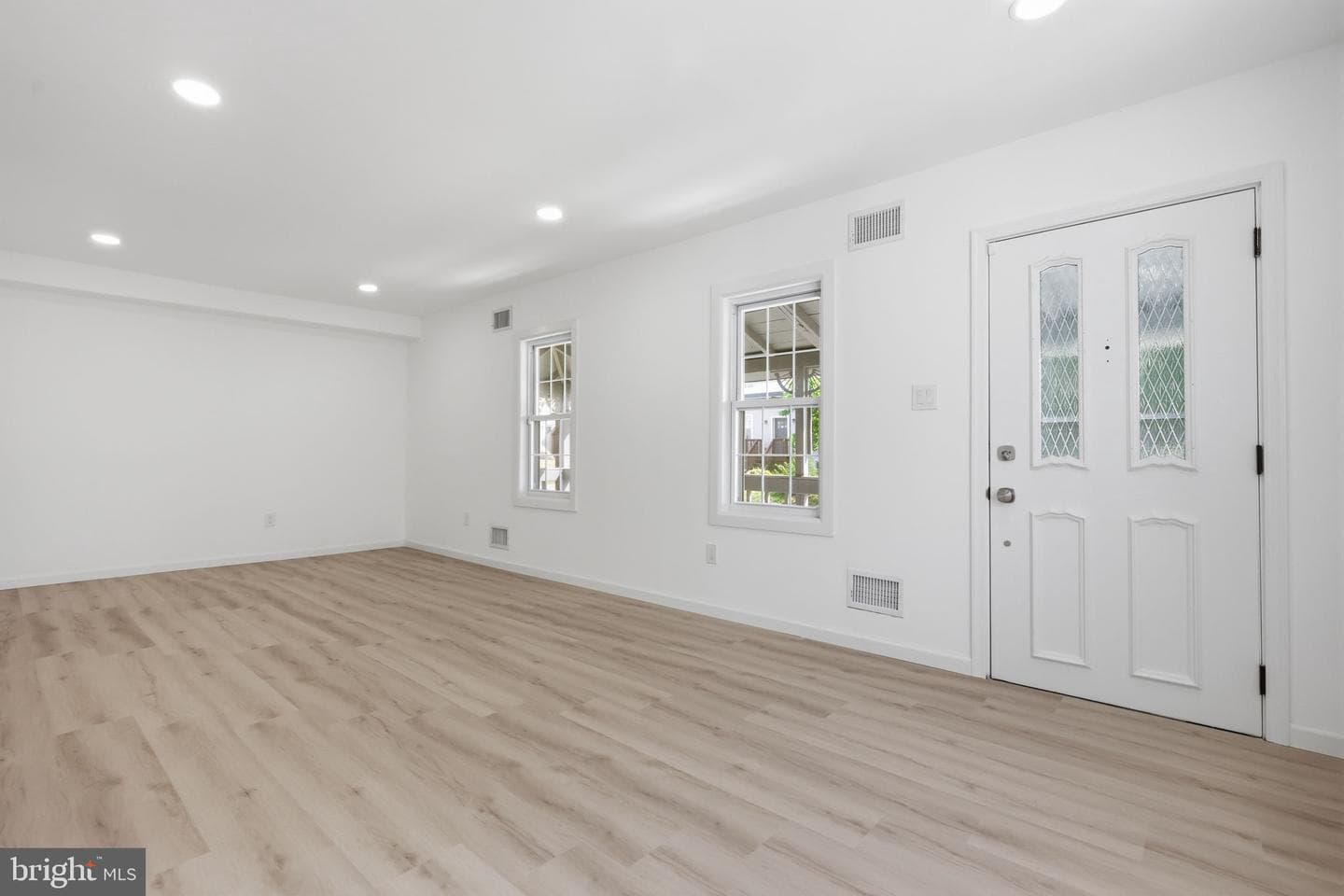 526 Cambria Ave photo 4