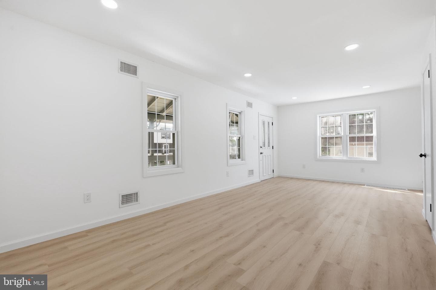 526 Cambria Ave photo 5