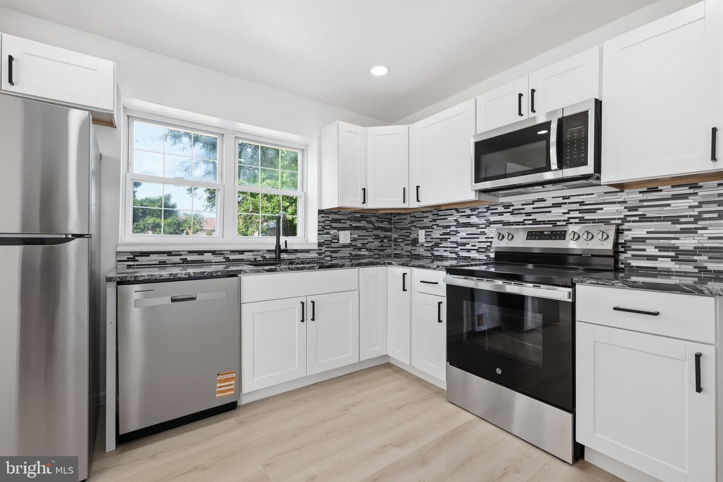 526 Cambria Ave photo 9