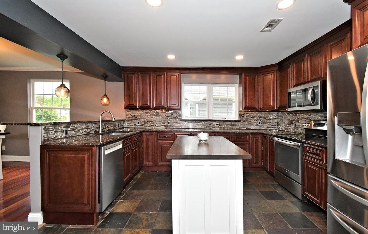 438 Quincy Avenue photo 10