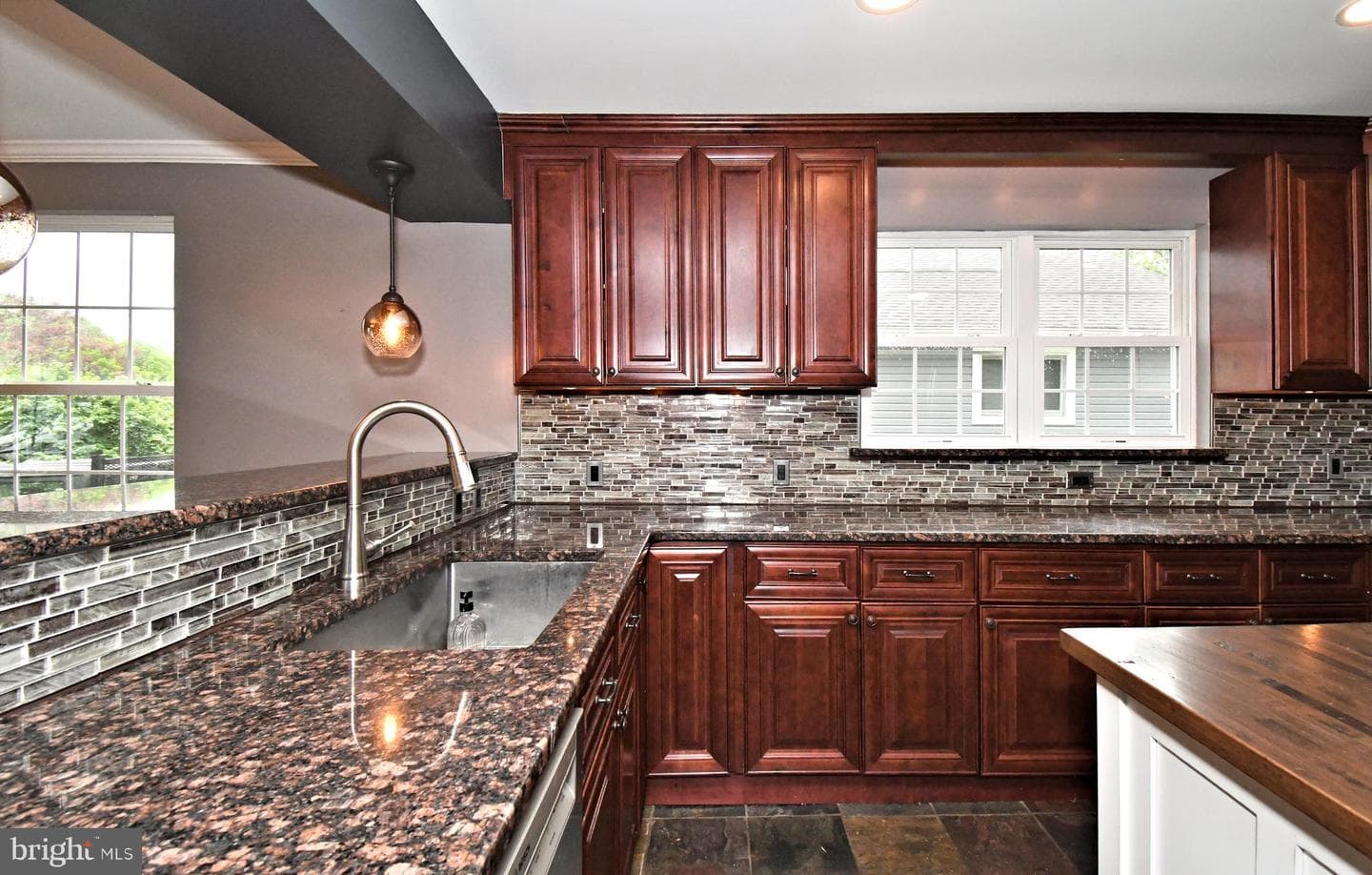 438 Quincy Avenue photo 12