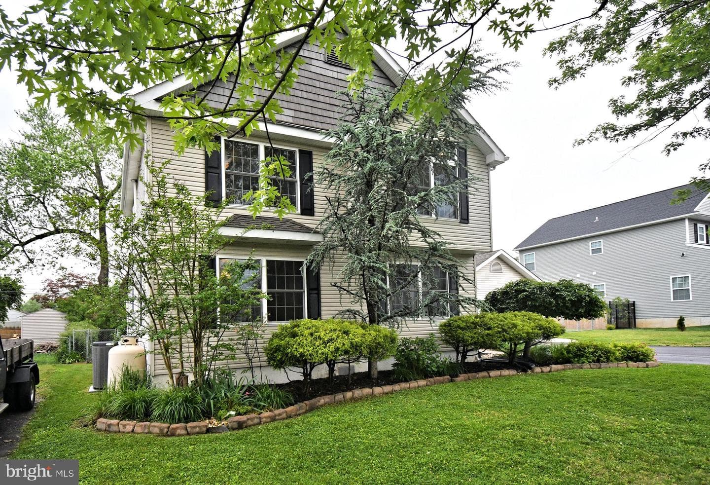 438 Quincy Avenue photo 3