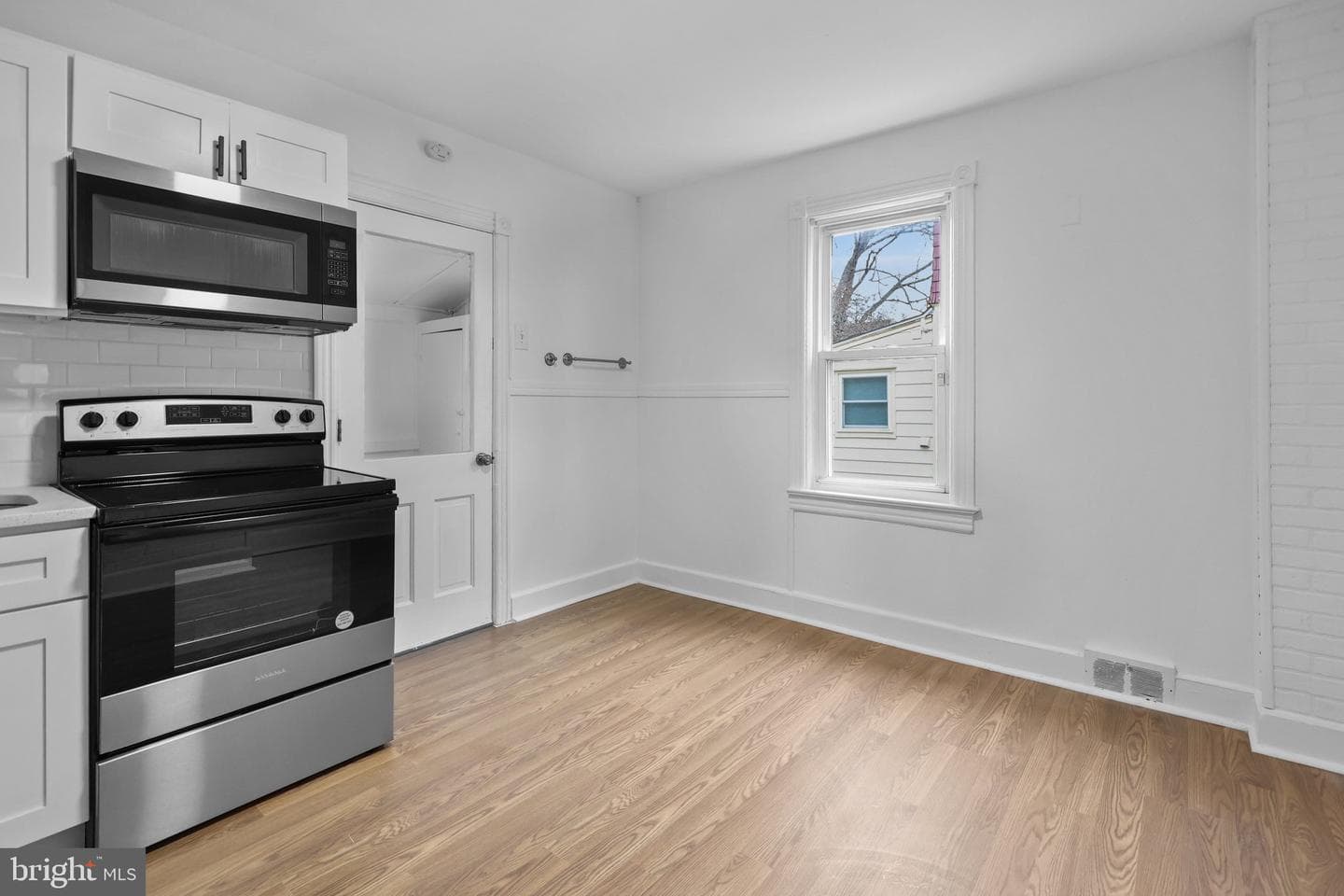 34 E Hendrickson Avenue photo 12