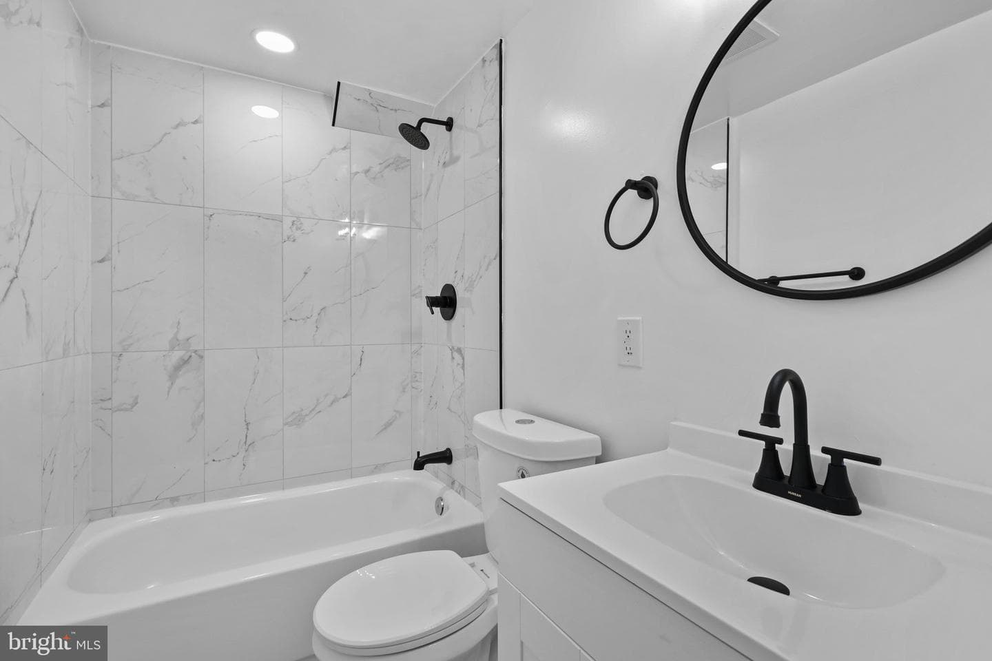 34 E Hendrickson Avenue photo 18