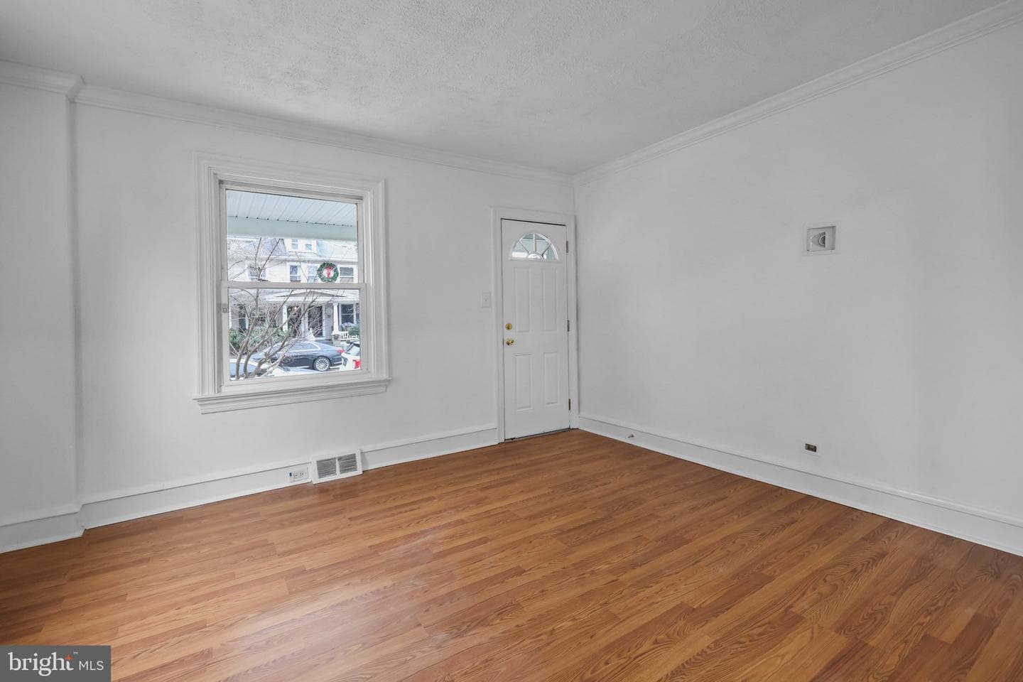 34 E Hendrickson Avenue photo 8