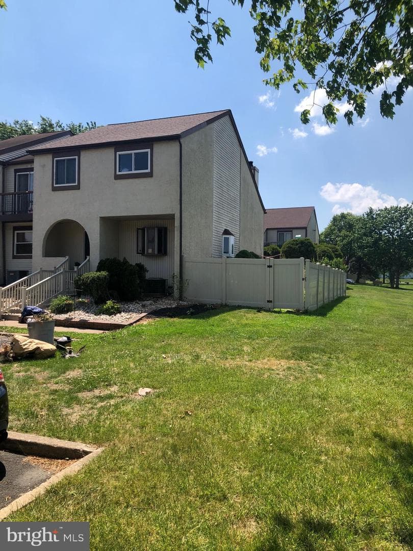 208 Bradley Court photo 3
