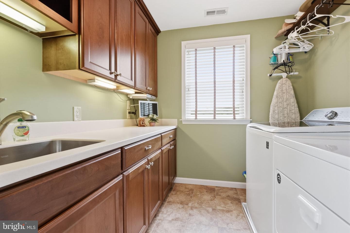 324 Ridge Avenue photo 36