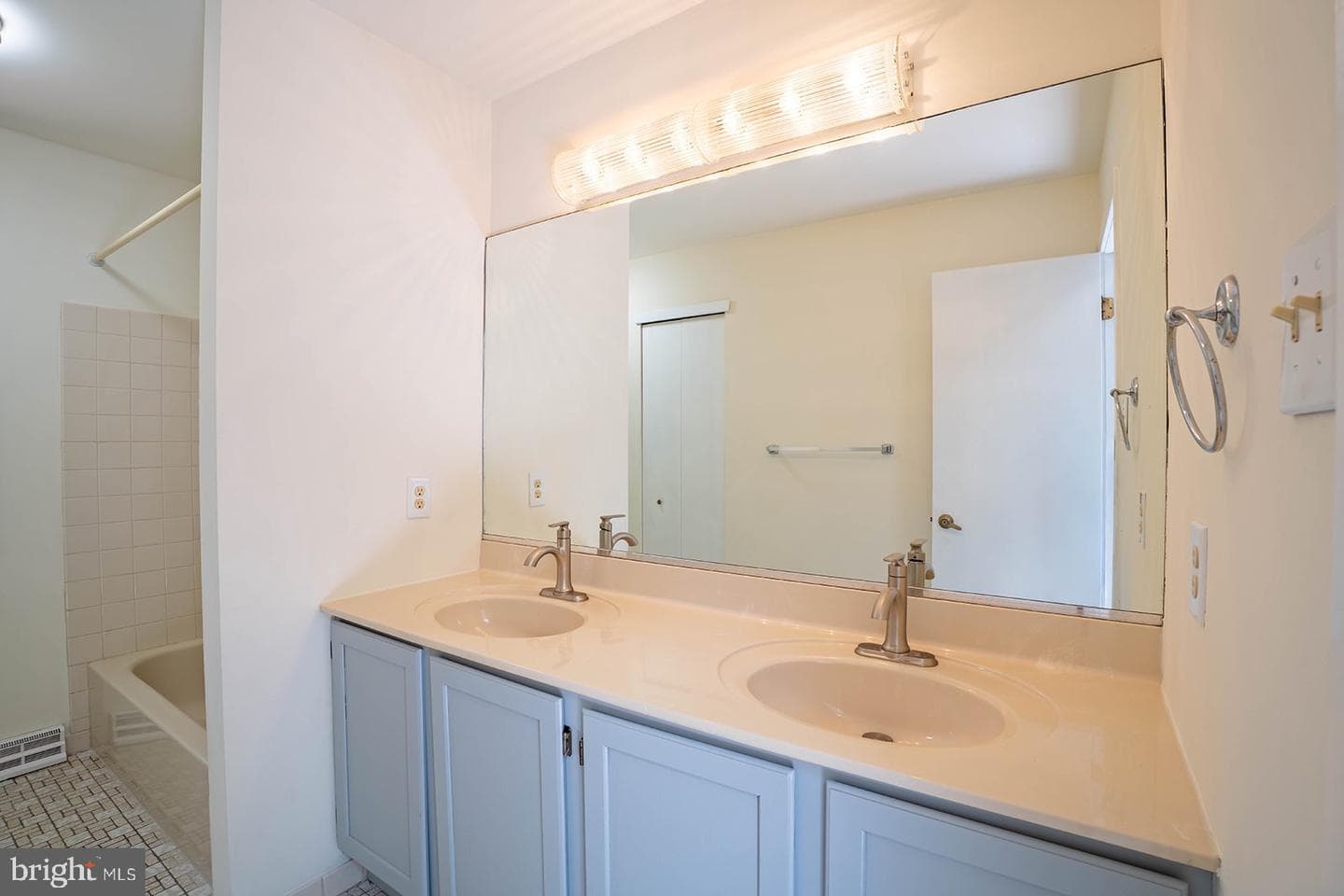 491 Kings Road photo 38