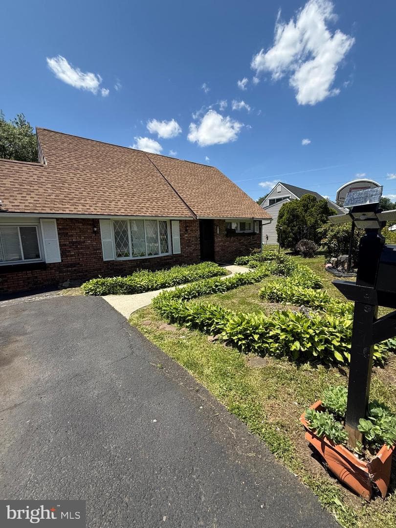 99 Kingwood Lane, Levittown