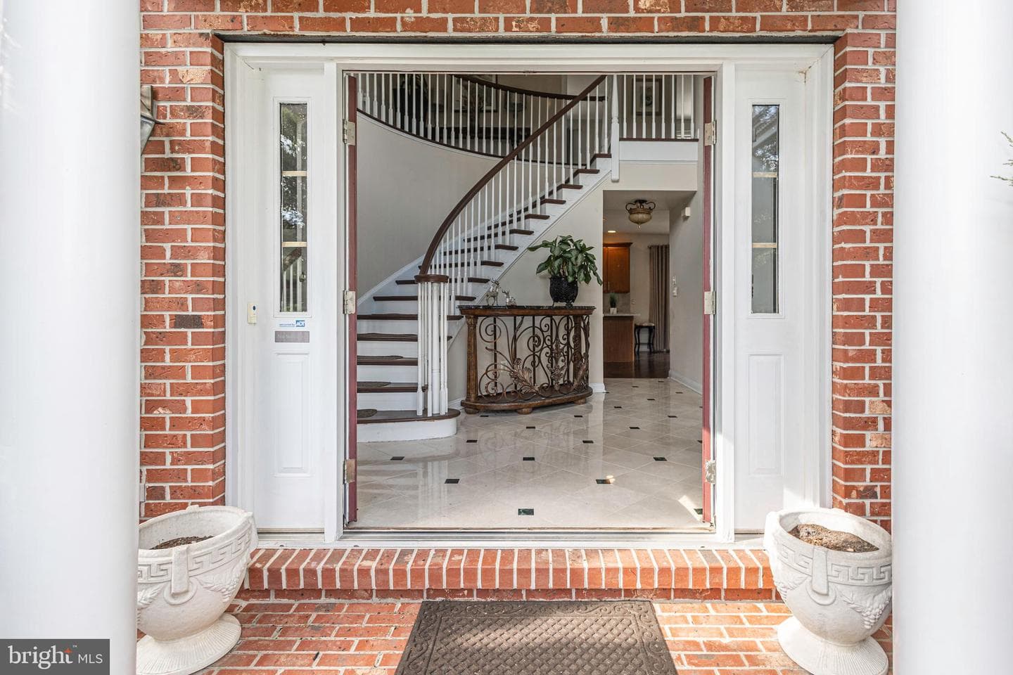 2062 Silverwood Drive photo 4