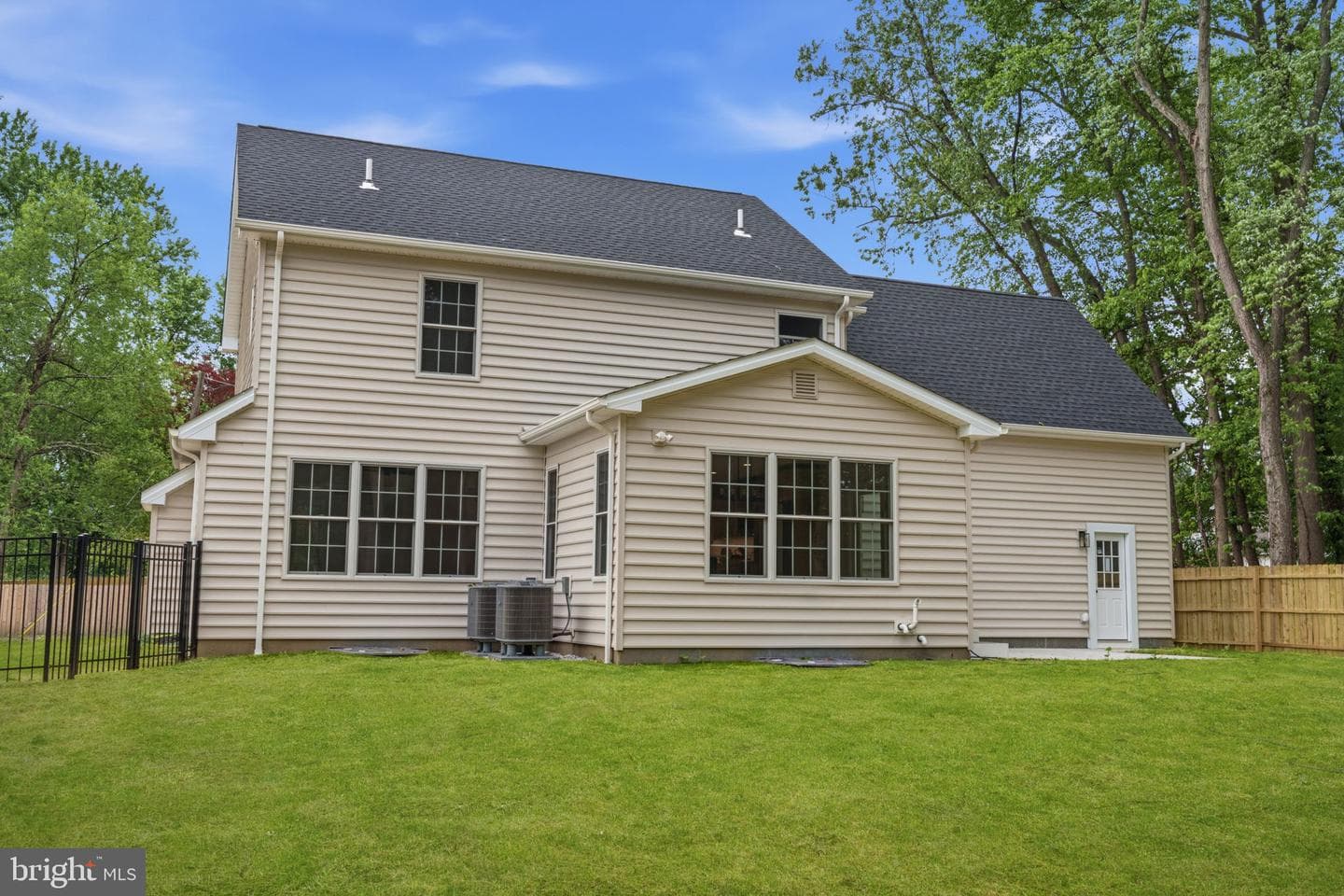 151 E Highland Avenue photo 36