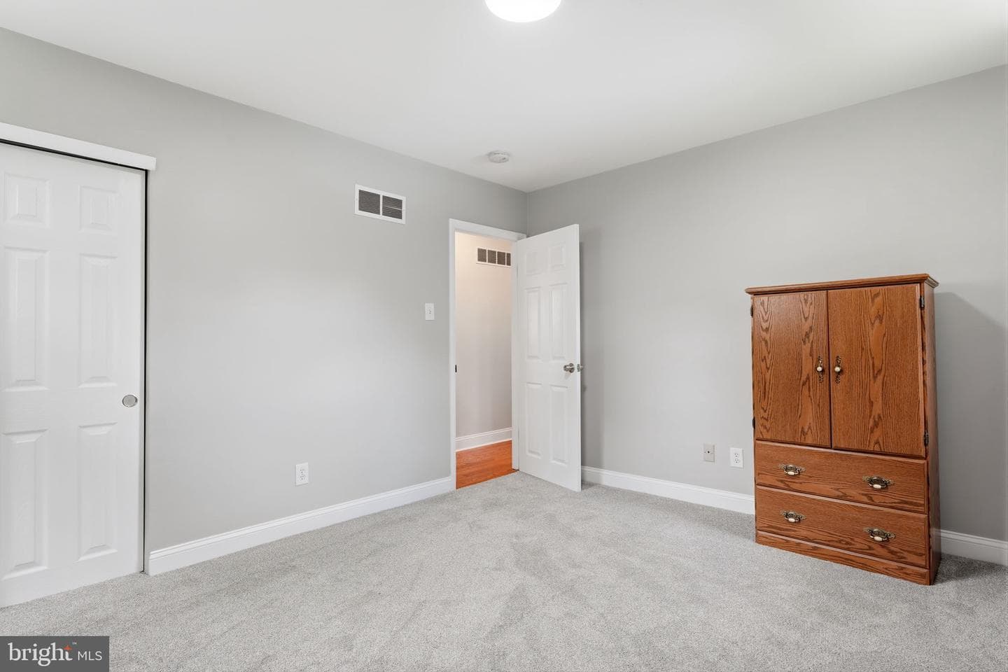 688 Fairfield Drive photo 14