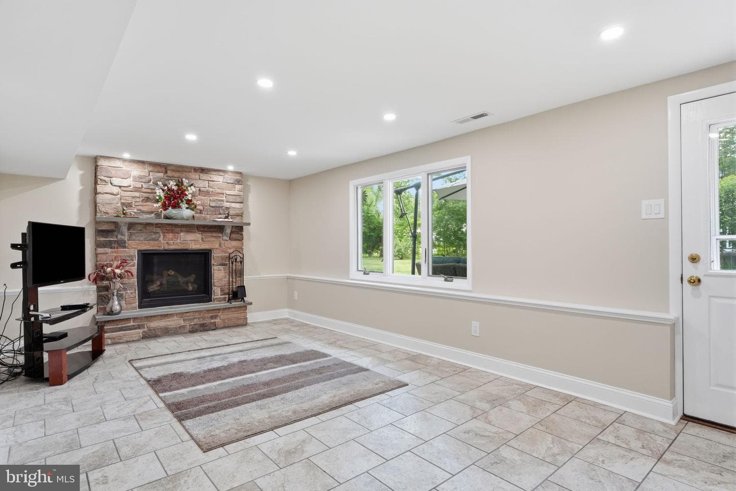 688 Fairfield Drive photo 23