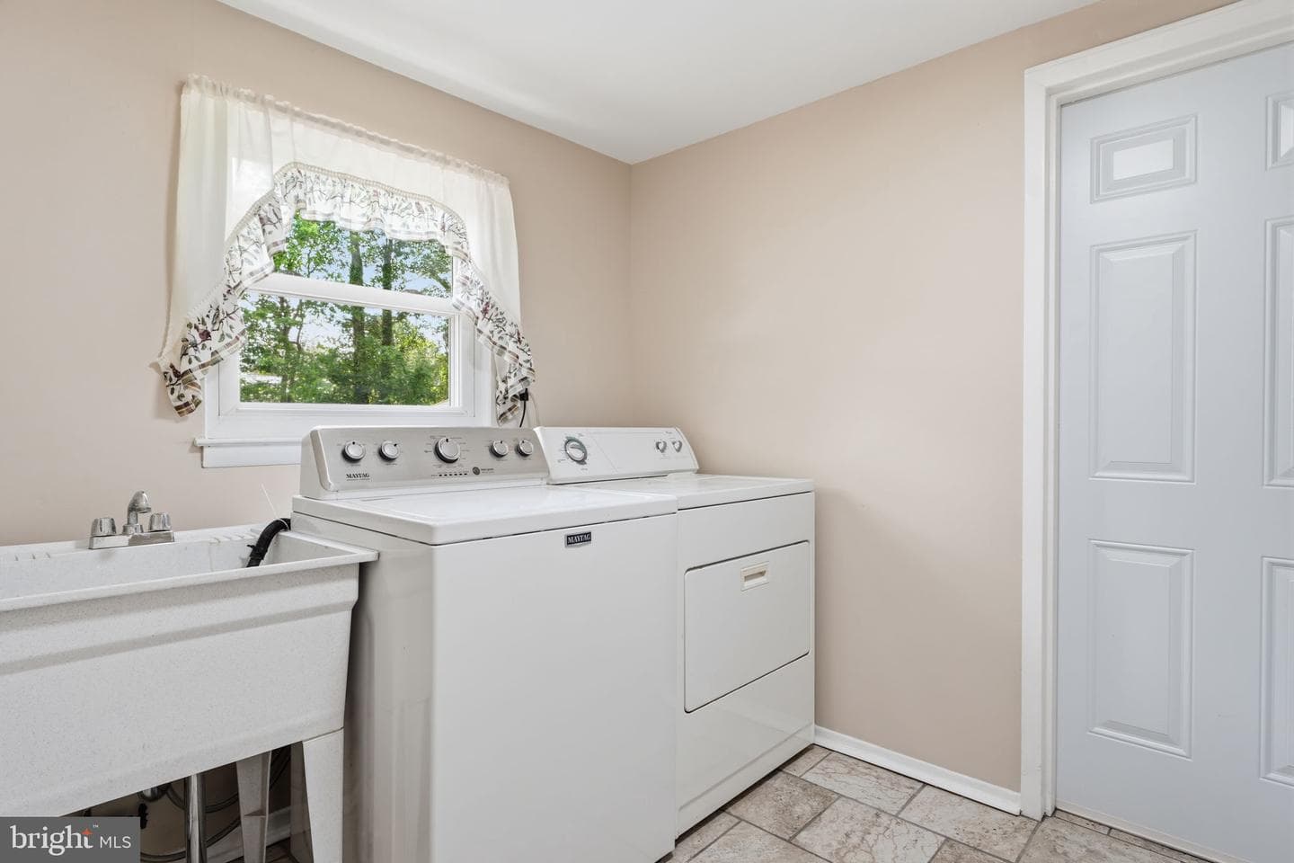 688 Fairfield Drive photo 28