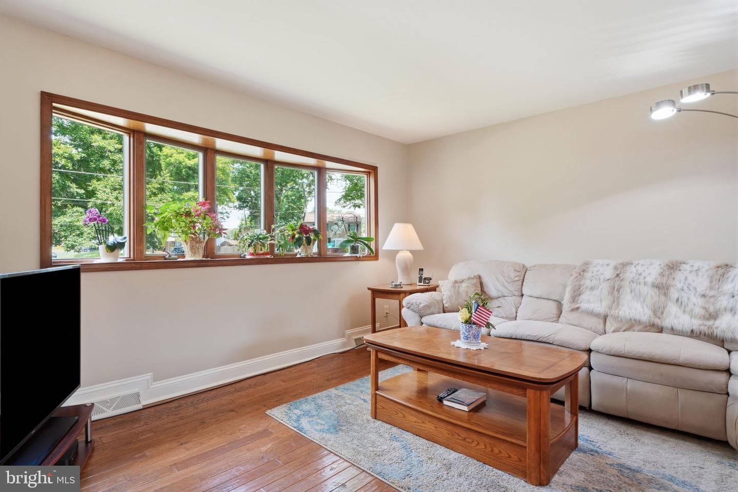 688 Fairfield Drive photo 3