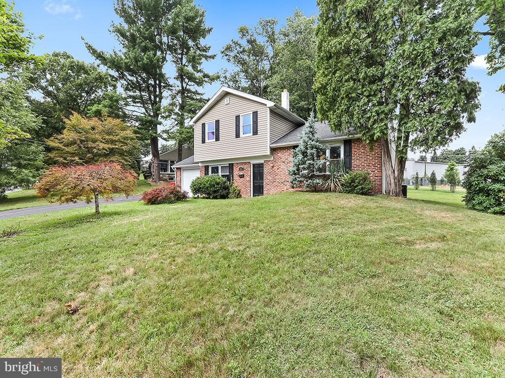 821 Sweetbriar Drive photo 3