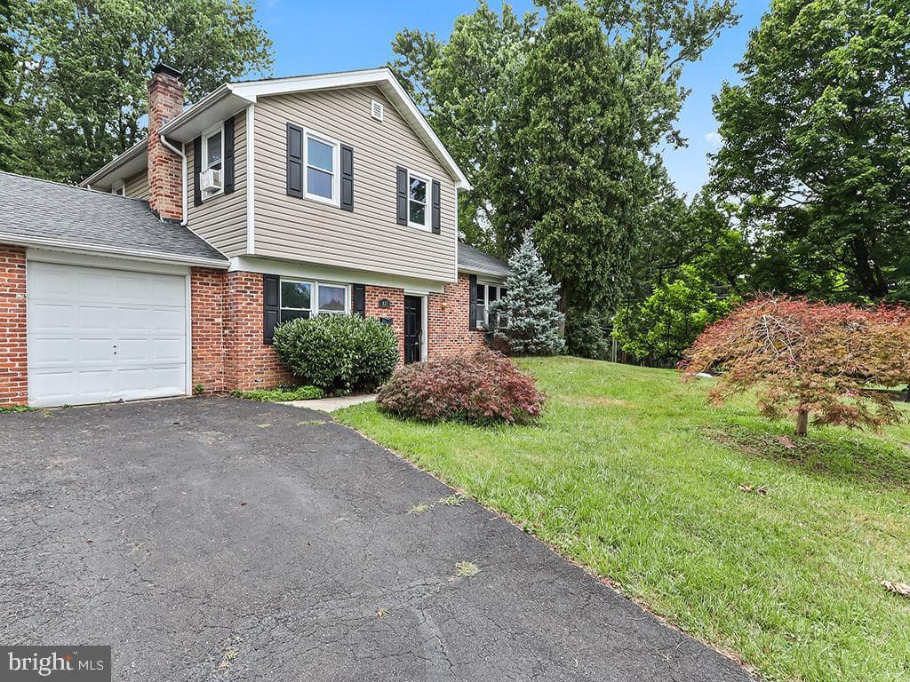 821 Sweetbriar Drive photo 4