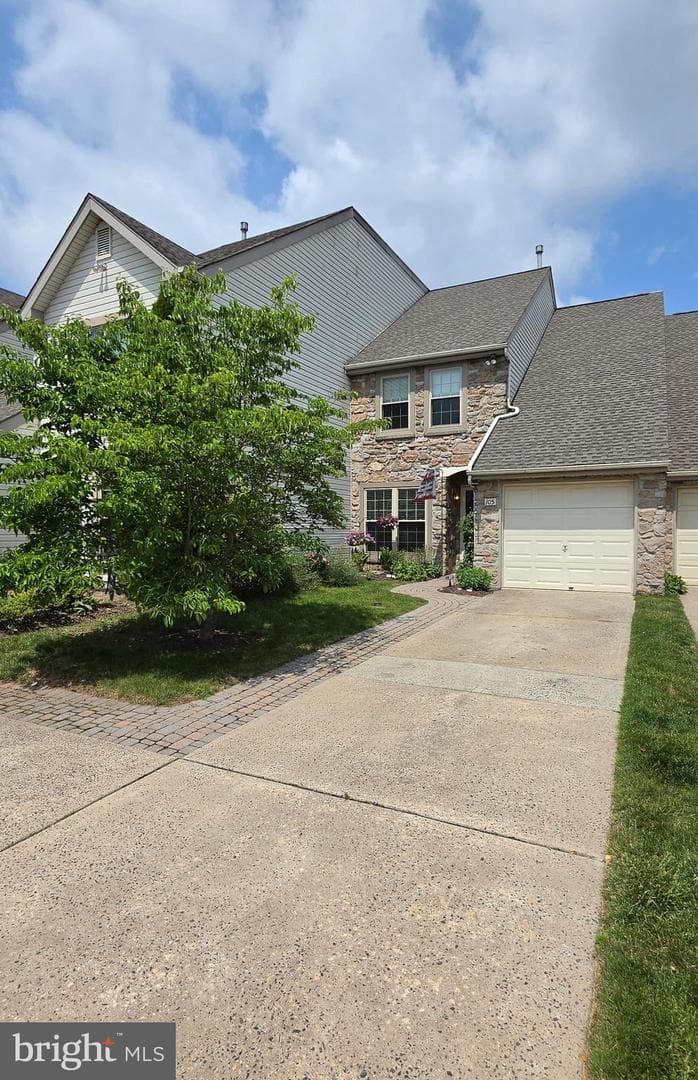 105 Larkspur Court photo 2