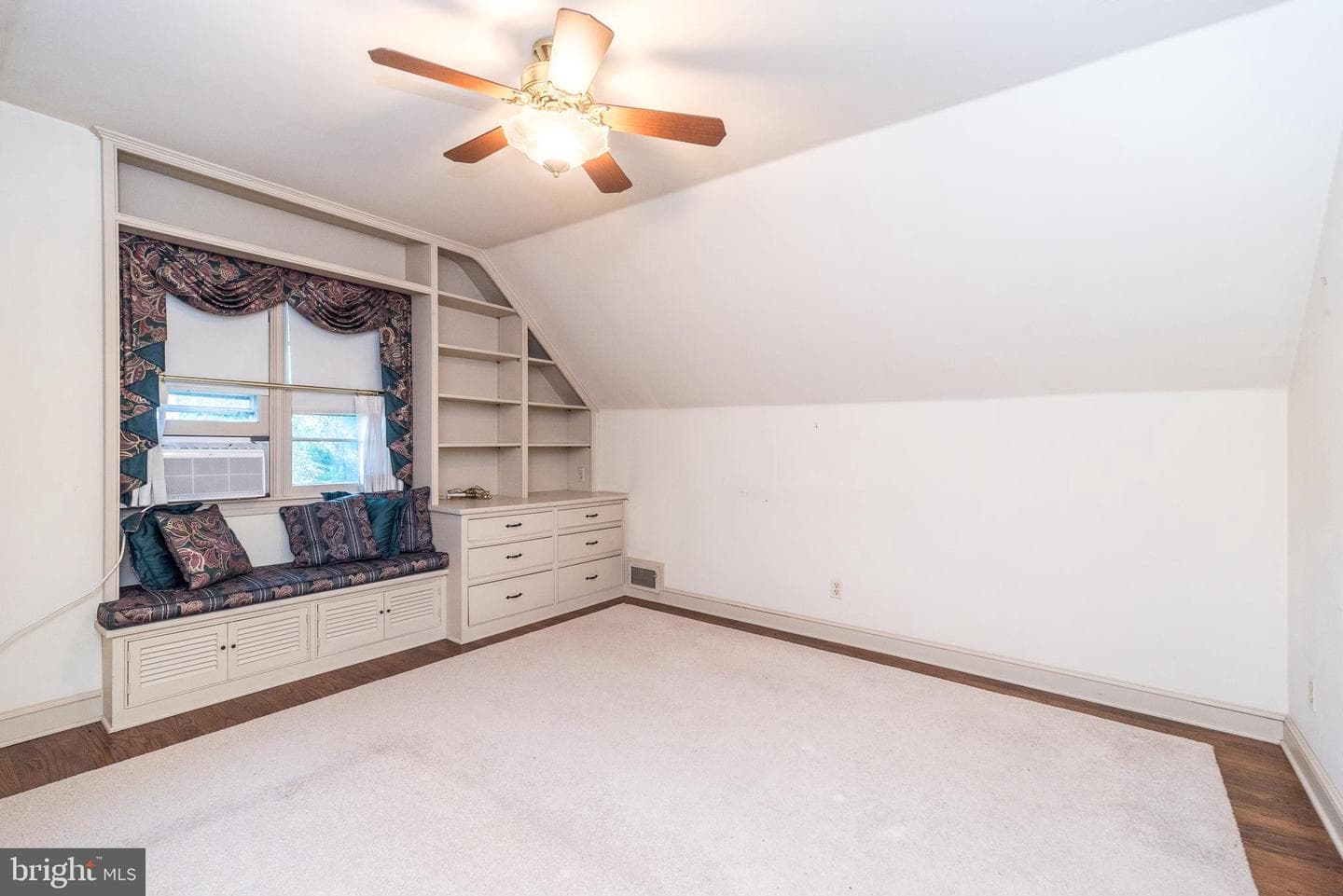 501 E Penn Street photo 18