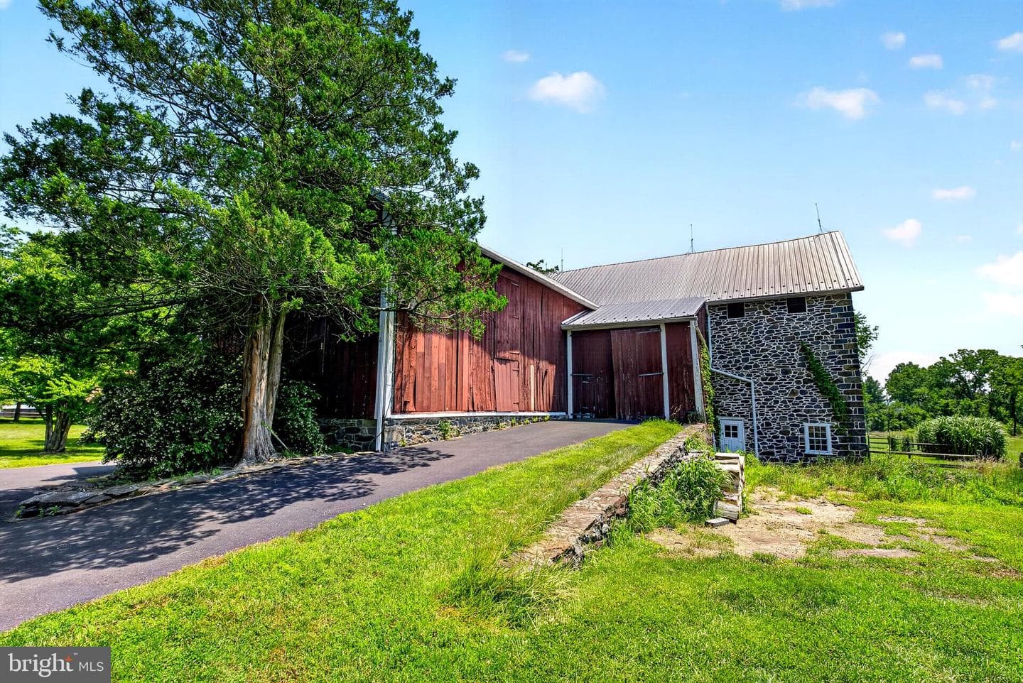 6693 Groveland Road photo 29