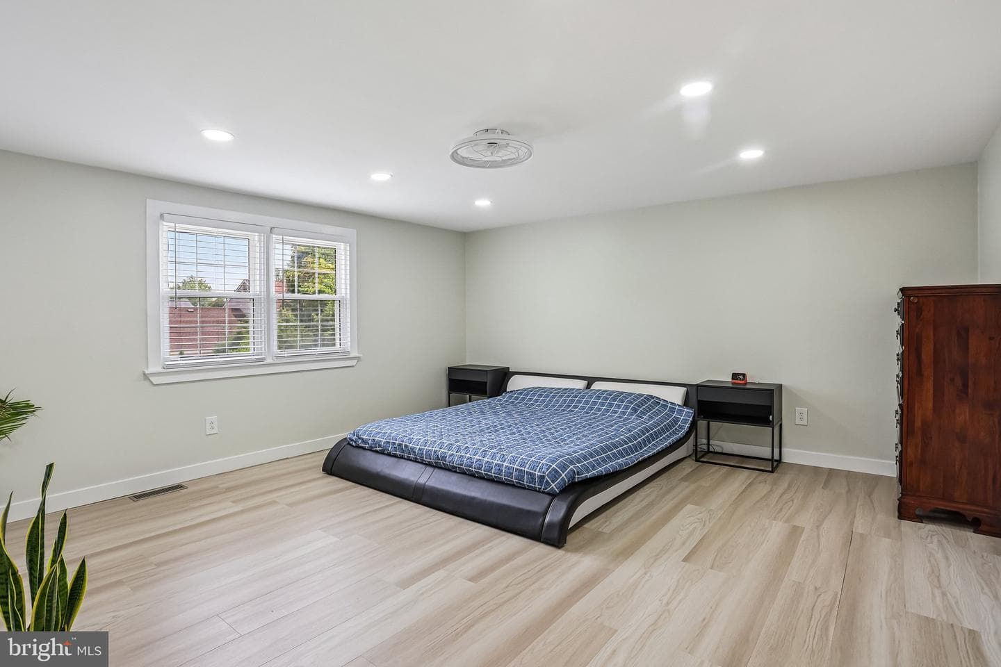 730 Fairbridge Drive photo 4