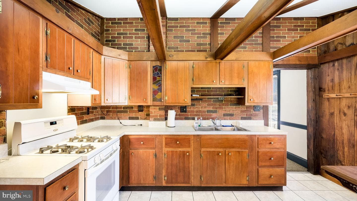 132 E Marshall Avenue photo 3