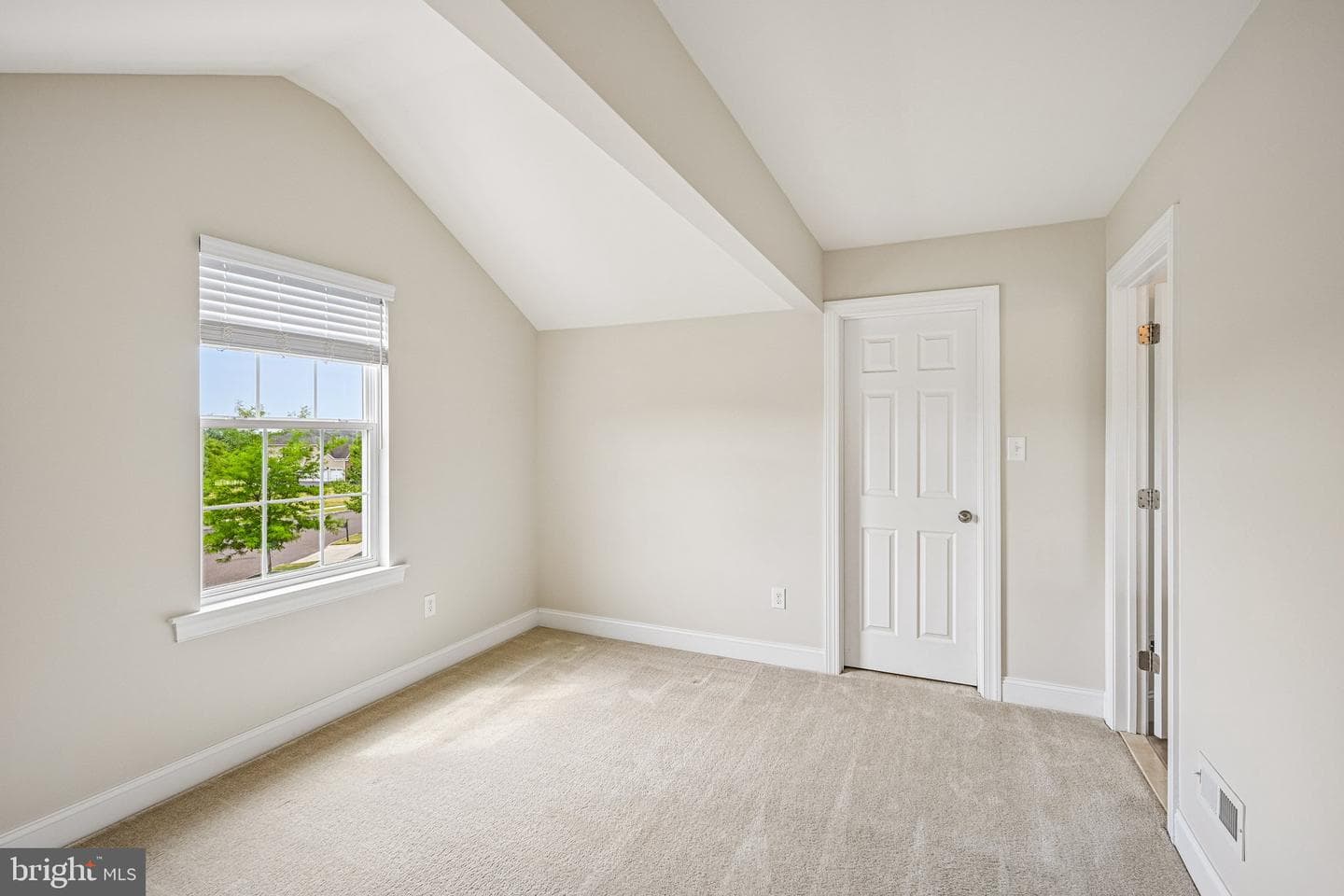 440 Elizabeth Way photo 26