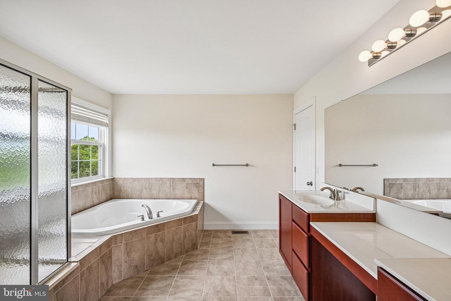440 Elizabeth Way photo 28