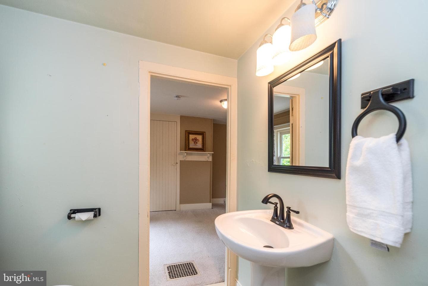 65 Mathews Avenue photo 43