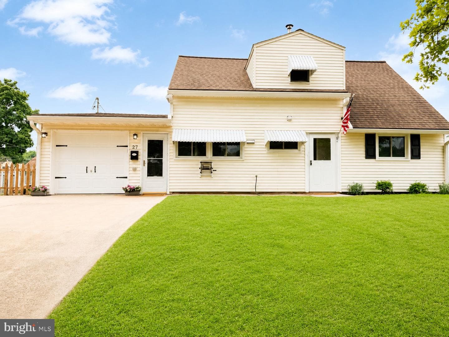 27 River Lane, Levittown