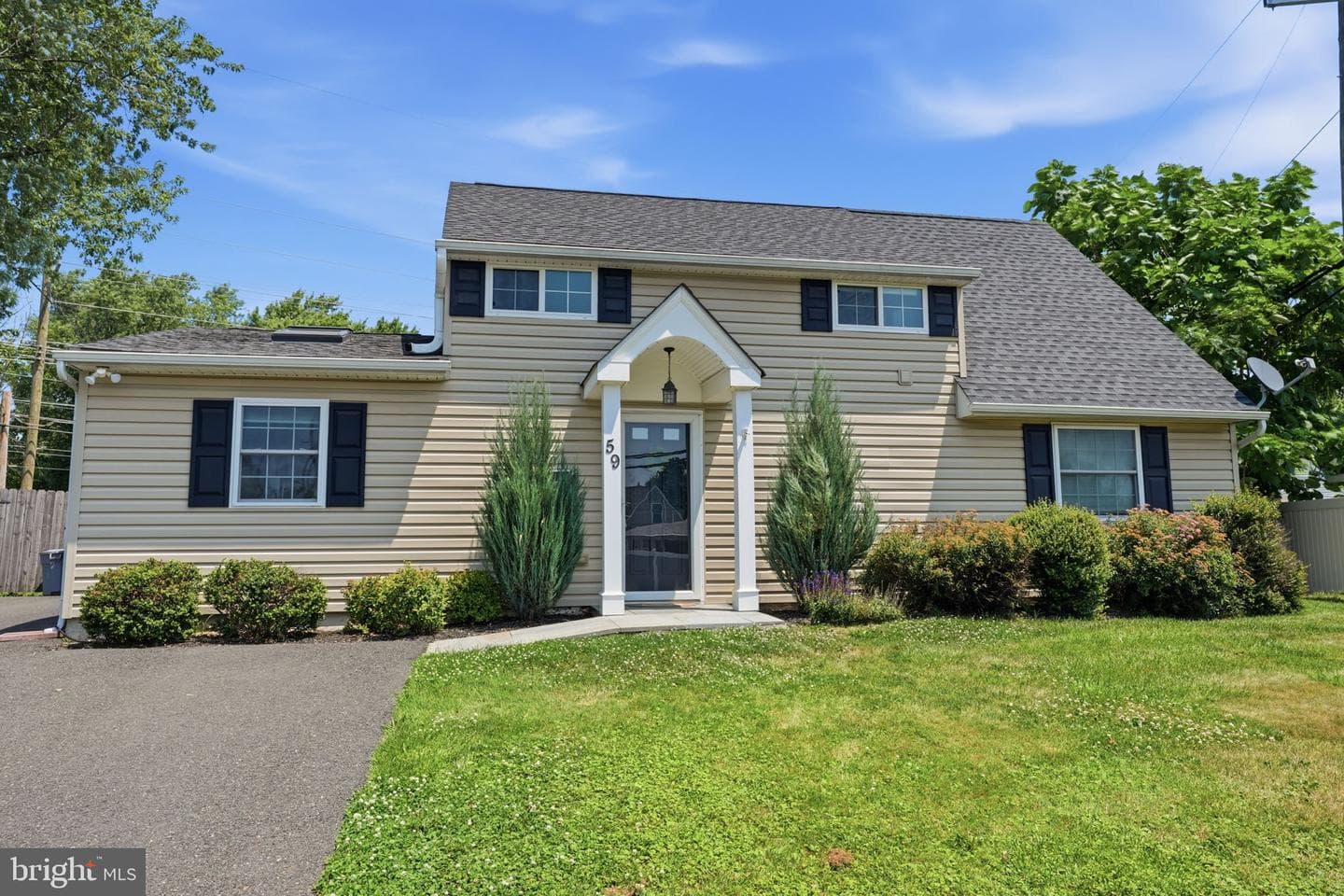 59 Iroquois Road, Levittown