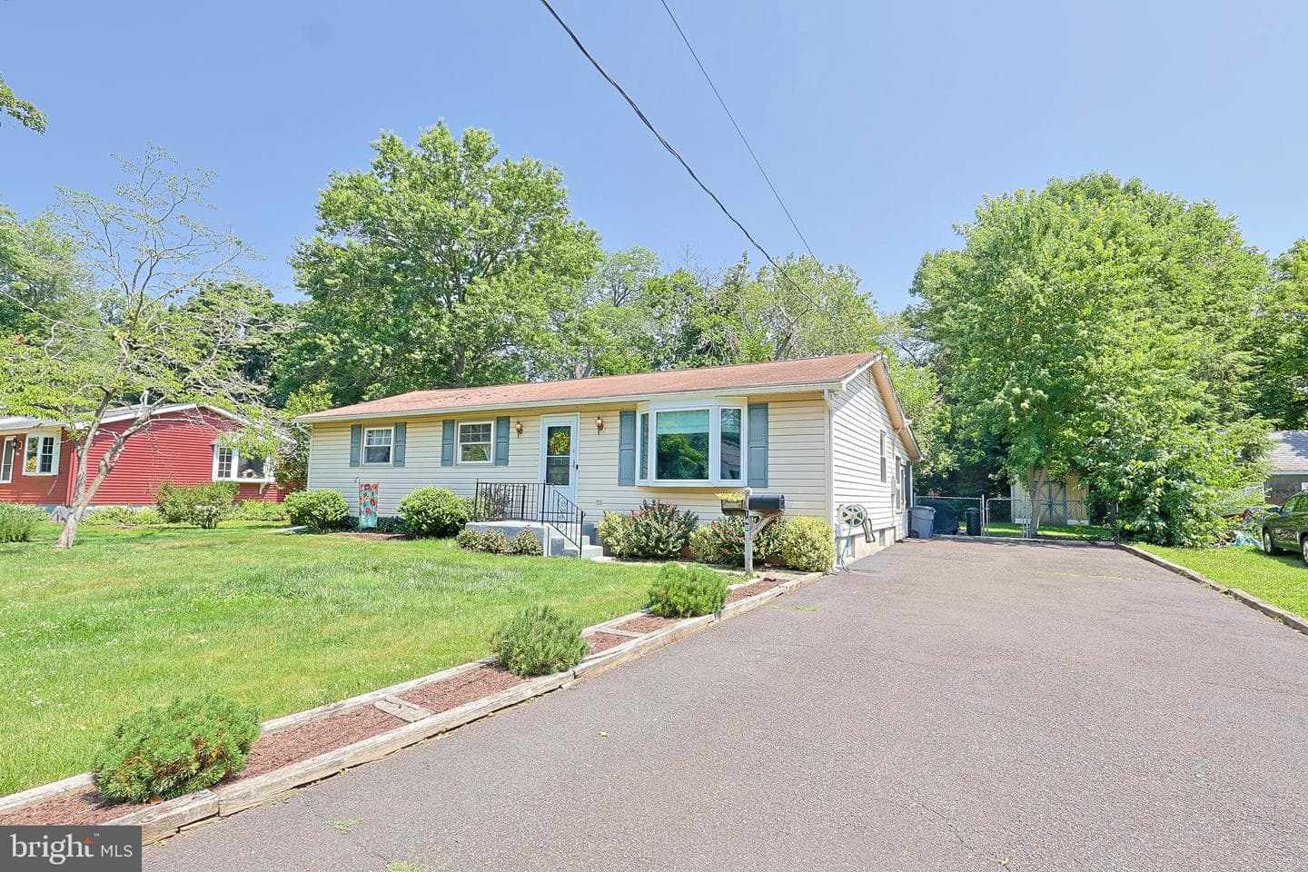 140 Longshore Avenue, Yardley