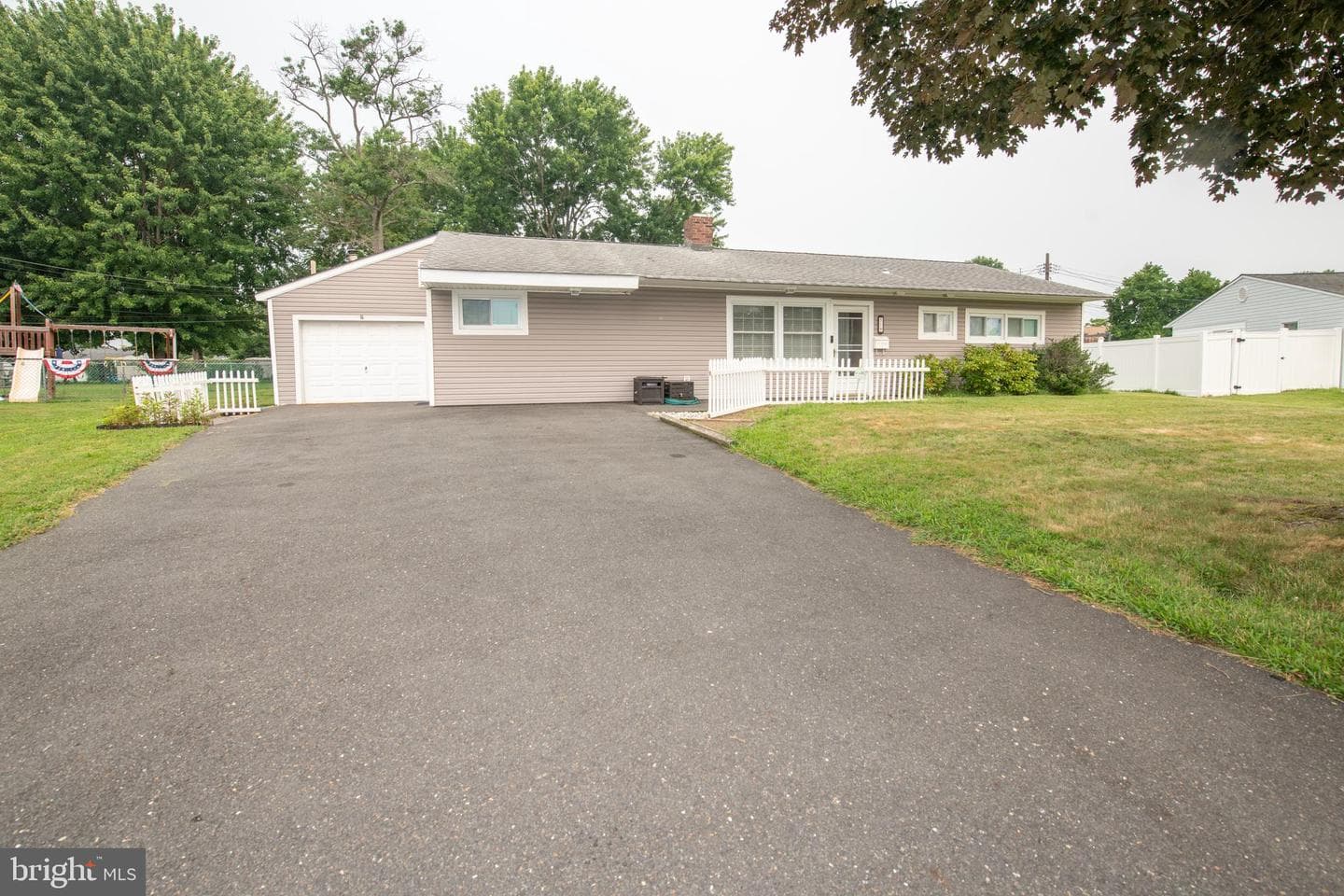 51 Serpentine Lane photo 38
