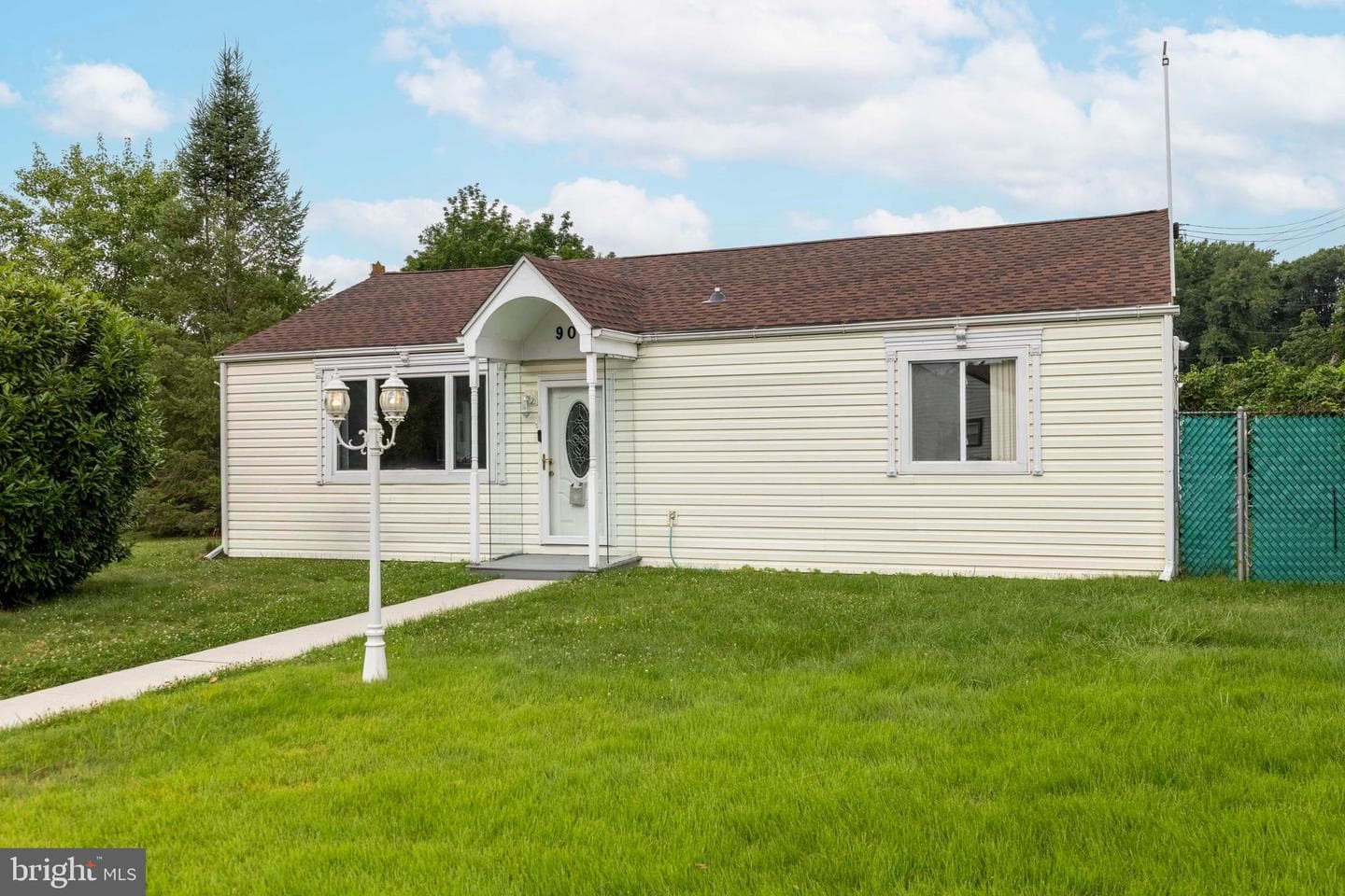 906 Oak Terrace, Southampton