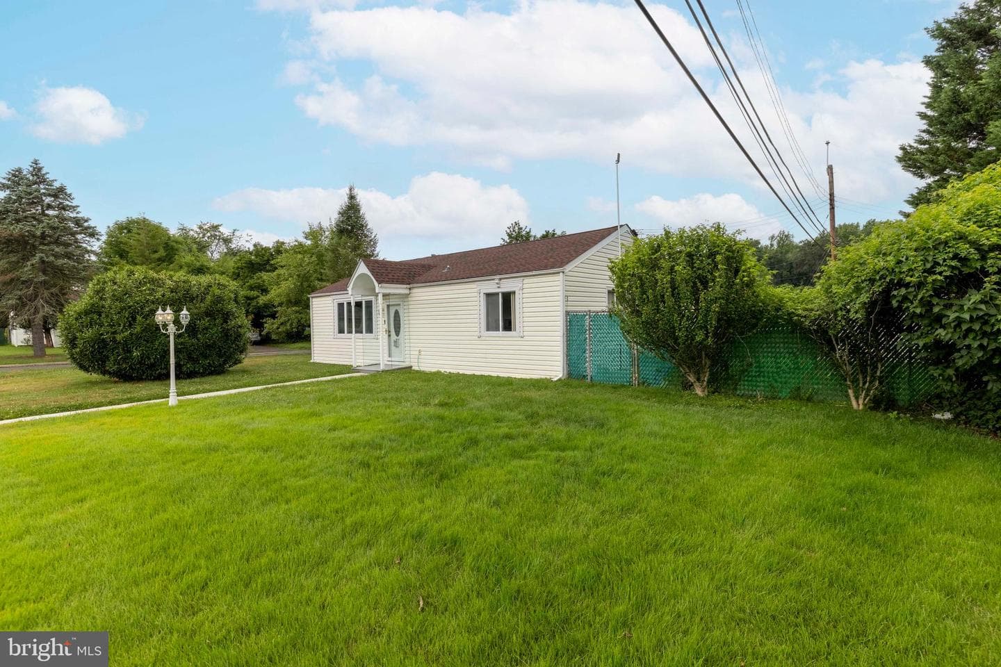 906 Oak Terrace, Southampton