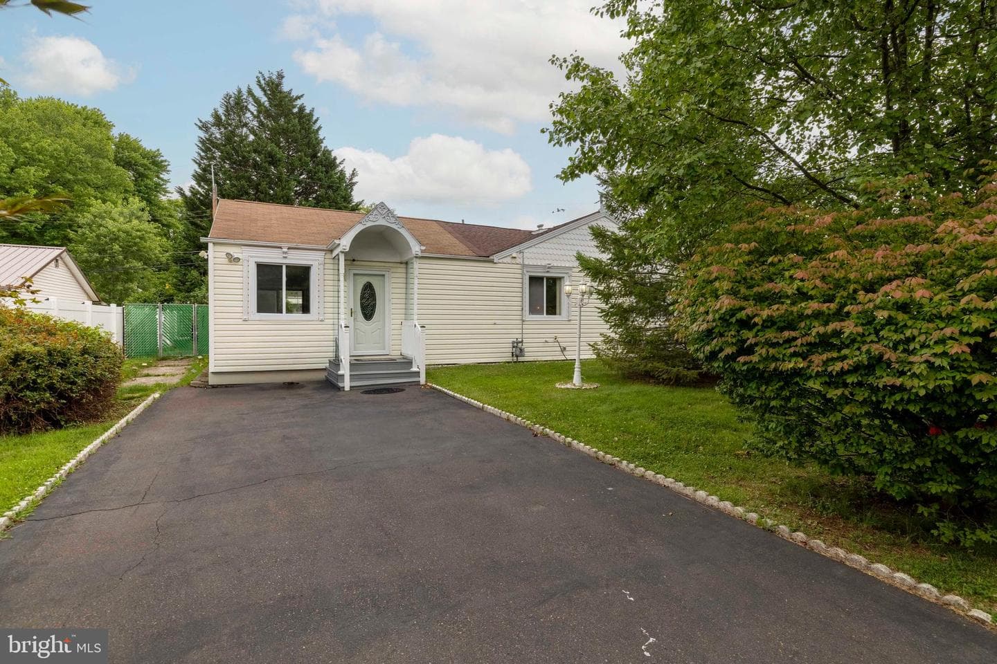 906 Oak Terrace photo 3