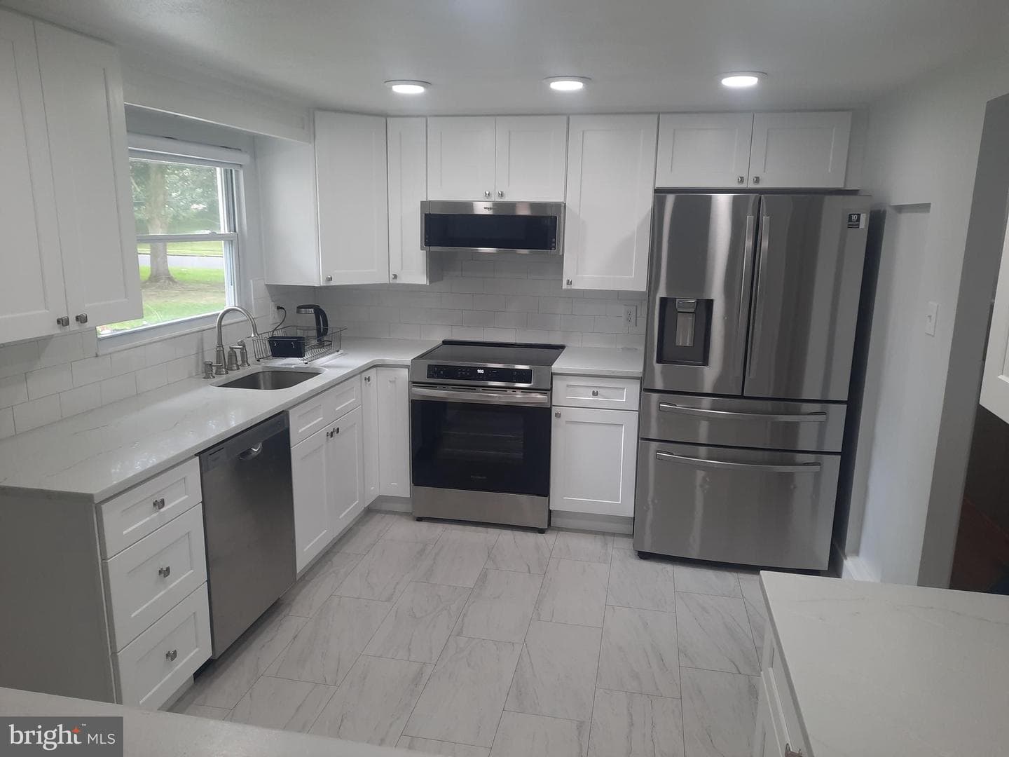 677 Clifford Street photo 5