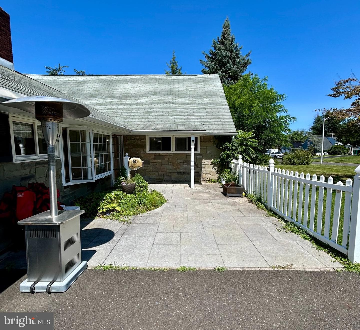 43 Falcon Road, Levittown