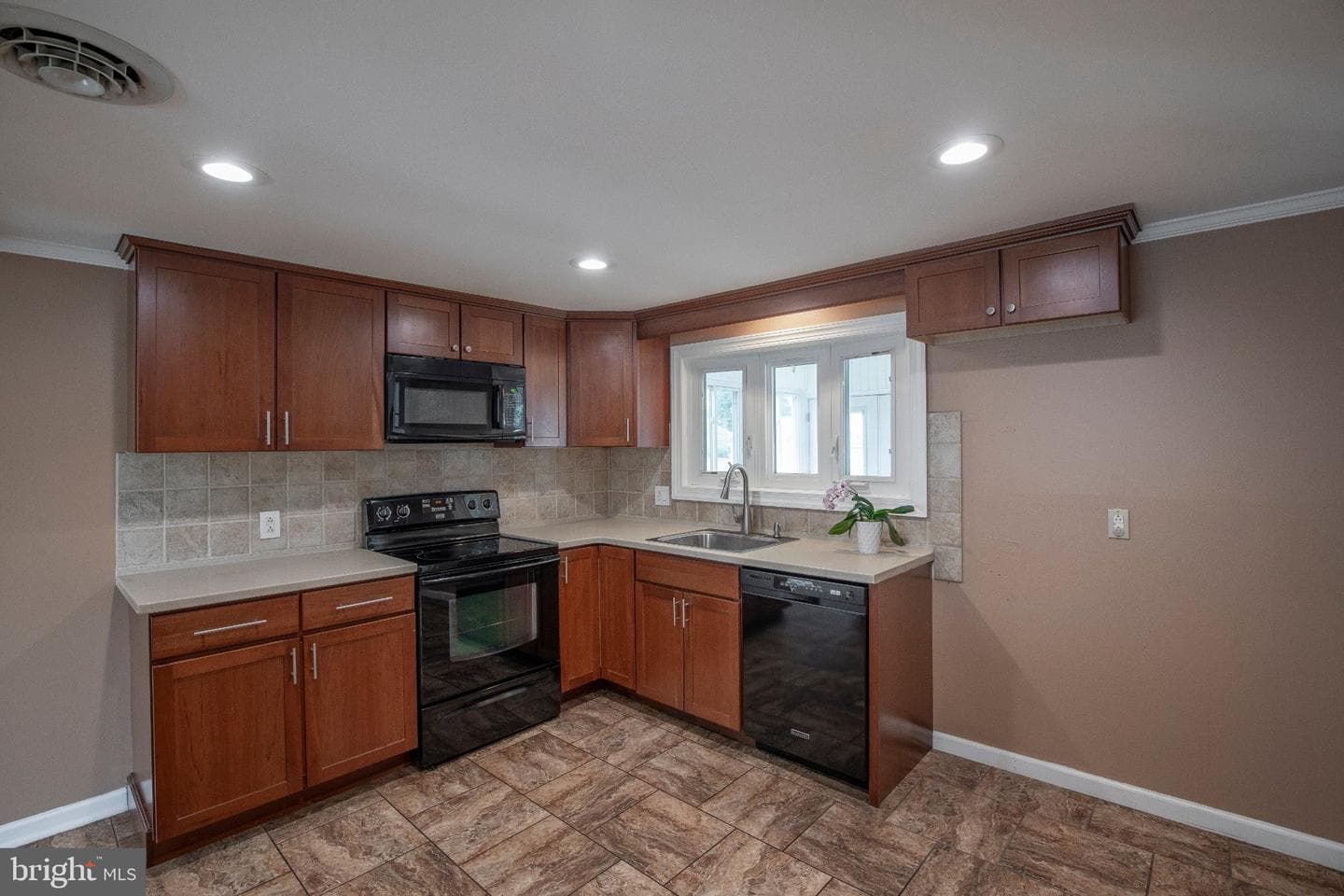 772 Clifford Street photo 12