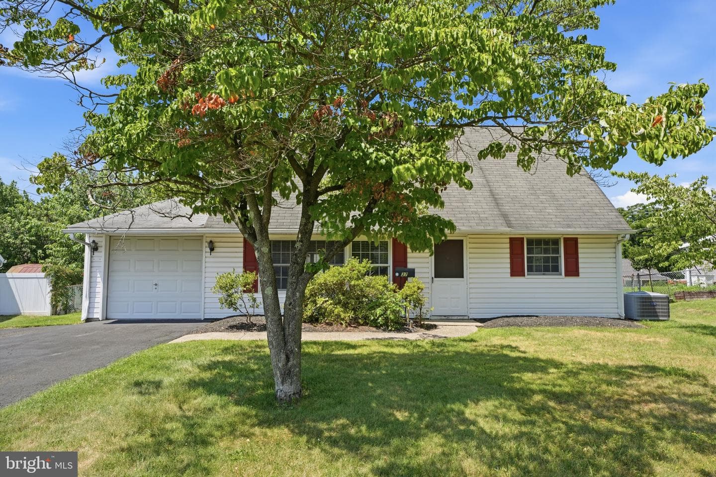 37 Trellis Road, Levittown