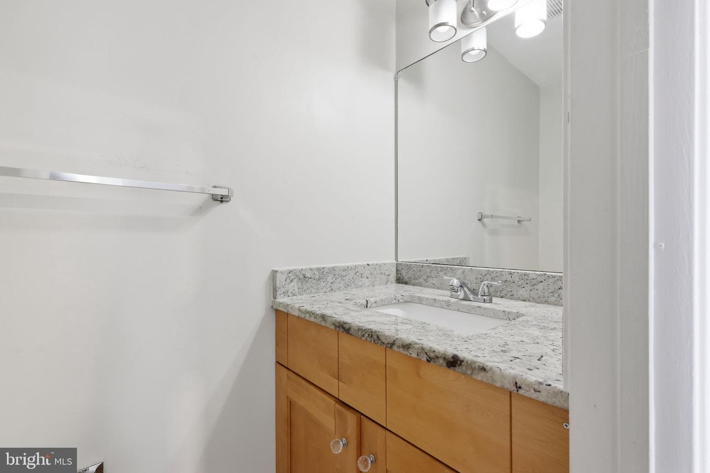 208 Devon Way photo 14