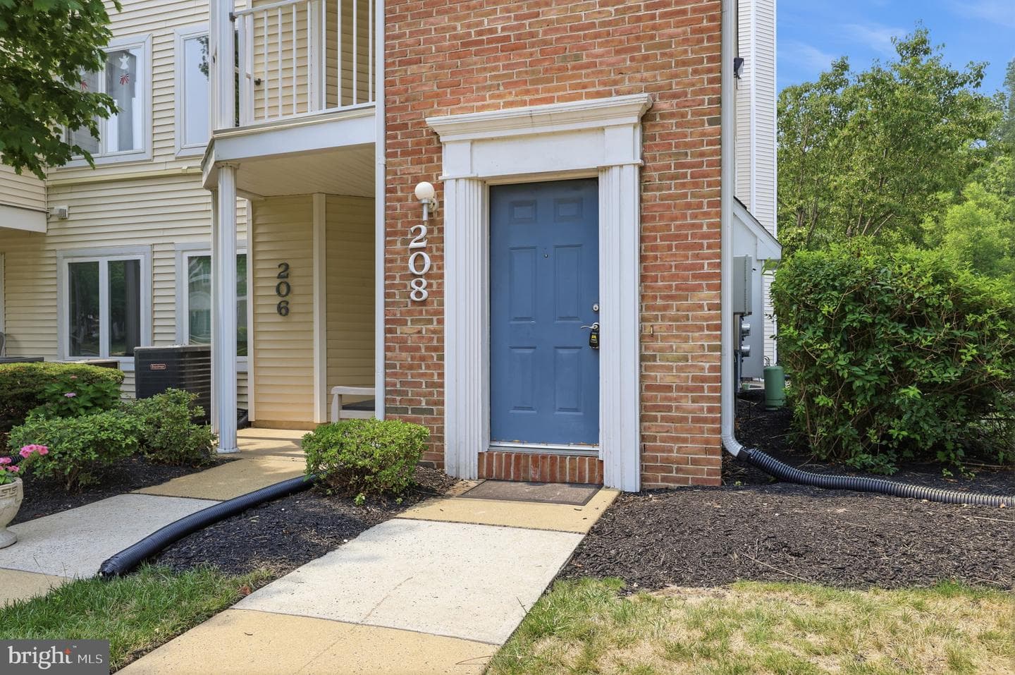 208 Devon Way photo 3