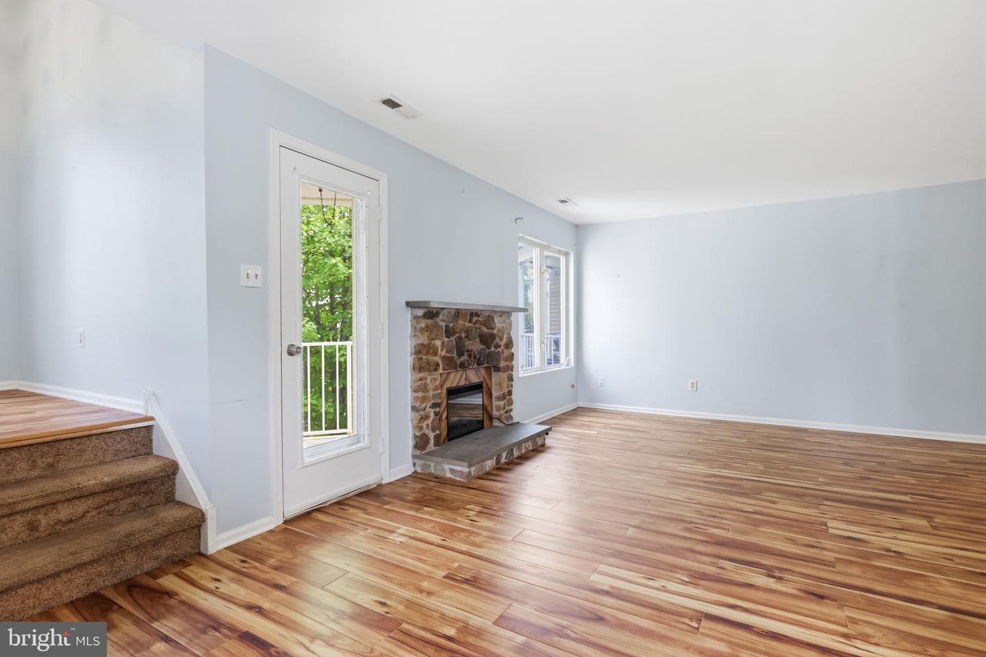 208 Devon Way photo 4