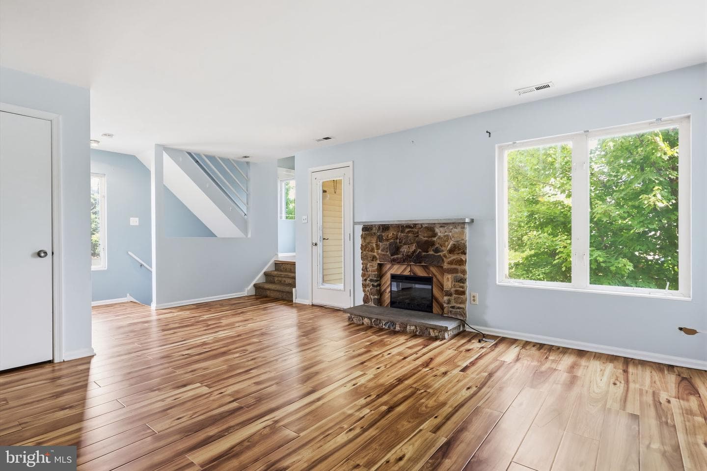 208 Devon Way photo 5