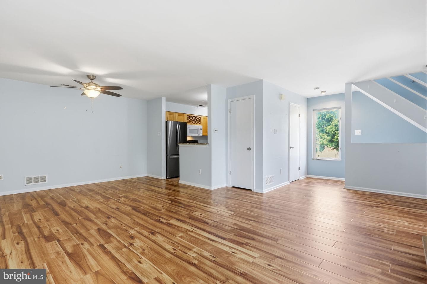 208 Devon Way photo 6